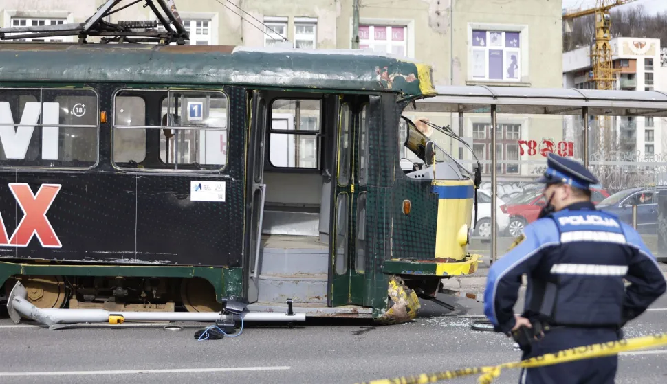 Sarajevo, 12.2.2026.- U te?koj prometnoj nesre?i koja se u ?etvrtak dogodila u Sarajevu pri iskliznu?u tramvaja iz tra?nica ozlije?ene su ?etiri osobe a jedna je smrtno stradala, podaci su koji su u popodnevnim satima potvr?eni iz bolni?kih izvora. foto HINA/ FENA/ Amer Kajmovi?/ ua