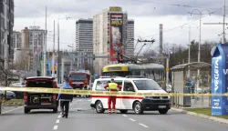 Sarajevo, 12.2.2026.- U te?koj prometnoj nesre?i koja se u ?etvrtak dogodila u Sarajevu pri iskliznu?u tramvaja iz tra?nica ozlije?ene su ?etiri osobe a jedna je smrtno stradala, podaci su koji su u popodnevnim satima potvr?eni iz bolni?kih izvora. foto HINA/ FENA/ Amer Kajmovi?/ ua