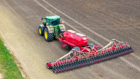Na poljima Žito grupe zavr&scaron;ena je sjetva ozimih kultura &ndash; p&scaron;enice, ječma, uljane repice i ozimog gra&scaron;ka. Uz izbor visokokvalitetnog sjemena, upotreba visoke tehnologije i pažljivo pripremljen plan rada, zalog su za kvalitetan urod i dobru žetvu, poručuju iz Grupestudeni 2025.