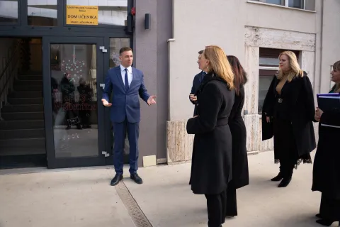 Osijek, 13. 2. 2026., Obilazak Akademisa s ministricom regionalnog razvoja i fondova EUNata&scaron;a Trami&scaron;ak; Nata&scaron;a Miku&scaron; Žigman; obilazak; Akademis; učenički dom; regionalni razvoj; učenici; dom; županica; ministrica
