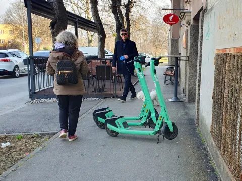 Romobili Bolt nasred pje&scaron;ačke staze Osijek, veljača 2024.Snimio ogorčeni čitatelj 