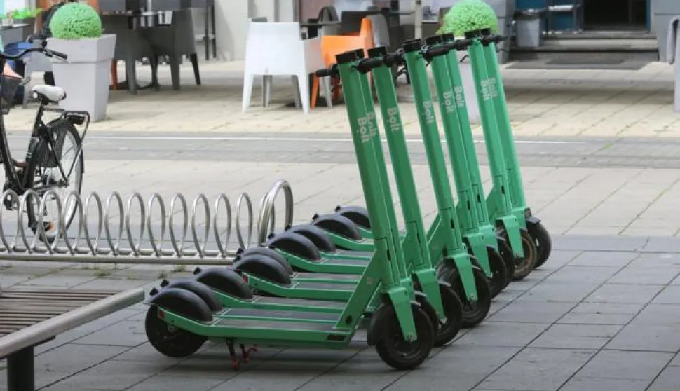 Osijek, 13. 05. 2021, Zupanijska ulica, Trg Ivana Pavla II. jedna od baznih postaja za Boltove e- romobile, Bolt, e-mobilnost. Slobodnjak, ilustracija.snimio GOJKO MITIC