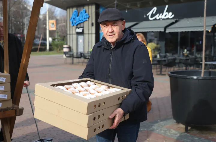 Osijek, 14. 02. 2026., Trg bana Josipa Jelačića, Dječje kazali&scaron;te Branka Mihaljevića, Lions, humanitarna akcija, tradicionalna humanitarna akcija, krofne, krafneSNIMIO BRUNO JOBST