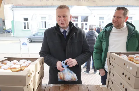 Osijek, 14. 02. 2026., Trg bana Josipa Jelačića, Dječje kazali&scaron;te Branka Mihaljevića, Lions, humanitarna akcija, tradicionalna humanitarna akcija, krofne, krafne, Tihomir Florijančić; Ivan &Scaron;tefanac - Lions clubSNIMIO BRUNO JOBST