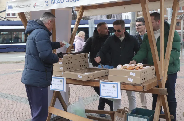 Osijek, 14. 02. 2026., Trg bana Josipa Jelačića, Dječje kazali&scaron;te Branka Mihaljevića, Lions, humanitarna akcija, tradicionalna humanitarna akcija, krofne, krafneSNIMIO BRUNO JOBST