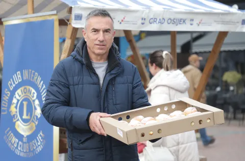 Osijek, 14. 02. 2026., Trg bana Josipa Jelačića, Dječje kazali&scaron;te Branka Mihaljevića, Lions, humanitarna akcija, tradicionalna humanitarna akcija, krofne, krafne, Emil ČepoSNIMIO BRUNO JOBST