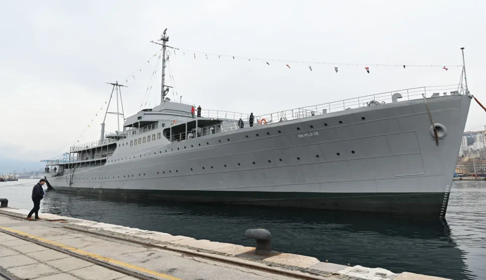 RIJEKA, 10. 02. 2025. - BROD GALEB, MUZEJ. ODLAZI IZ KRALJEVICE U RIJEKU, MOLO LONGO, SNIMIO: VEDRAN KARUZA 