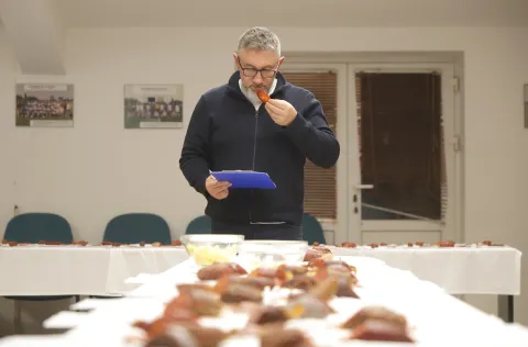 Osijek, 14. 02. 2026., Zeleno polje 5, Donjogradska kobasijada, kobasijada, ocjenjivanje kobasica, kobasica, kulenova seka, Vladimir Margeta - član ocjenjivačkog suda SNIMIO BRUNO JOBST