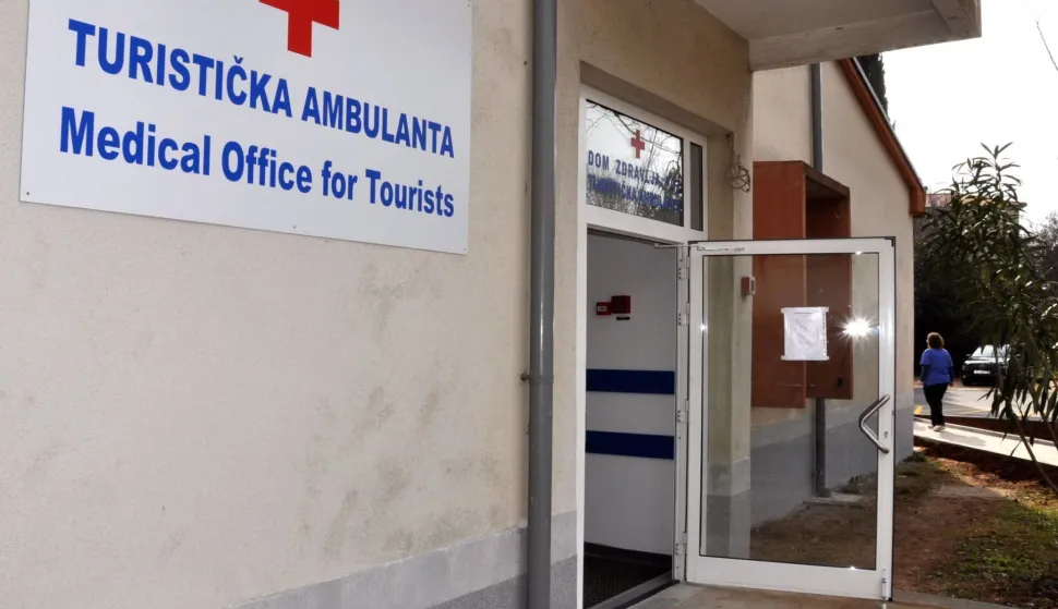 Turisti?ka ambulanta u Krku (MLADEN TRINAJSTI?, 21.07.2023)