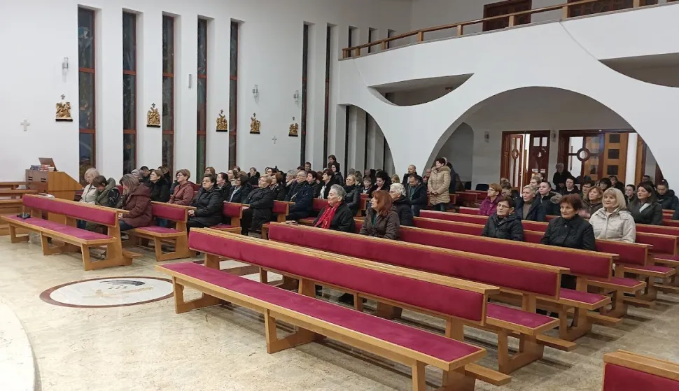 SLAVONSKI BRODĐakovačko-osječki pomoćni biskup Ivan Ćurić u nedjelju, 15. veljače, predvodio je svečano misno slavlje u Župi Bezgre&scaron;nog Srca Marijina u Slavonskom Brodu, a u povodu niza obljetnica koje ta župa obilježava ove godine: 35. obljetnice biskupova Dekreta o osnutku župe koja je do tada bila u sastavu Župe Brodski Varo&scaron;, 30. obljetnice samostalnosti župe, 20. obljetnice početka gradnje crkve i 10. obljetnice posvete crkve.VELJAČA 2026.