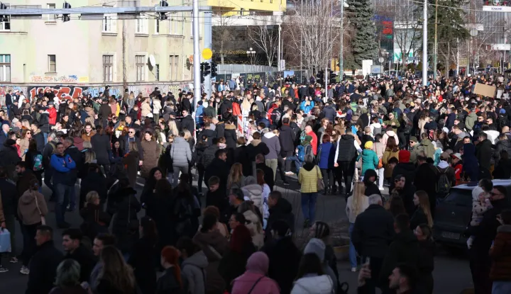 Sarajevo, 14.2.2026.- Tisu?e ljudi okupilo se u subotu u Sarajevu na dan ?alosti kako bi iskazali solidarnost sa ?rtvama te?ke prometne nesre?e koja se dogodila u ?etvrtak kada je u iskliznu?u tramvaja s tra?nica poginuo 23-godi?njak a 17-godi?nja djevojka te?ko je ozlije?ena. foto HINA/ FENA/ Harun Muminovi?/ ua