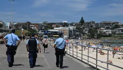 epa12606364 A heavy police presence as crowds return to Bondi Beach on a day of National Reflection one week on from the Bondi Massacre in Sydney, Australia, 21 December 2025. EPA/DEAN LEWINS AUSTRALIA AND NEW ZEALAND OUT