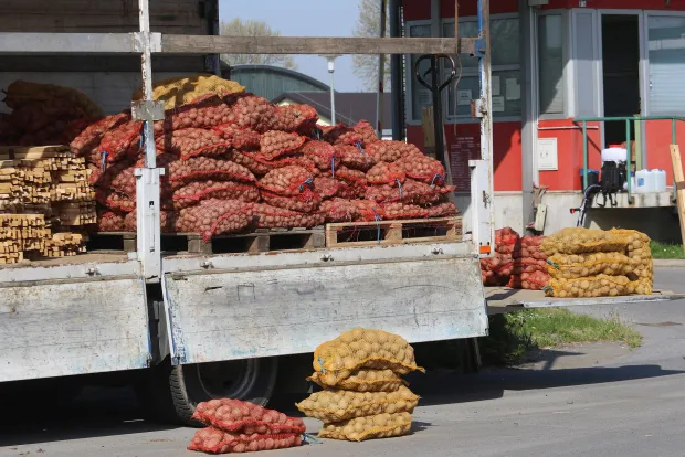 OSIJEK, 19. 04. 2020, INDUSTRISKA ZONA NA ČEPINSKOJ. VELETRŽNICA OSIJEK. OTVORENA VELETRŽNICA, DRIVE IN PRODAJA. KORONA VIRUS COVID-19.snimio GOJKO MITIĆ