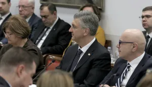 Zagreb.16.2.2025.- Kandidat za novog ministra rada, mirovinskog sustava, obitelji i socijalne politike Alen Ružić saslu&scaron;an je na zajedničkoj sjednici triju saborskih odboraza rad, mirovinski sustav i socijalno partnerstvo, za zdravstvo i socijalnu politiku te za obitelj, mlade i sport.Na slici Andrej Plenković i Alen Ružić.Foto HINA/Tomislav Pavlek/ tp