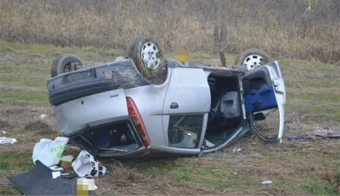 U četvrtak, oko 6 sati, na autocesti A3 kod mjesta Re&scaron;etari, do&scaron;lo je do prometne nesreće u kojoj je stradao vozač autoombila. Policajci Postaje prometne policije Slavonski Brod, očevidom su utvrdili da je prometnu nesreću prouzrokovao 35-godi&scaron;nji državljanin Republike Srbije, koji je upravljao osobnim automobilom, njemačkih nacionalnih registracijskih oznaka. Iz policije navode kako se 35-godi&scaron;njak nije kretao sredinom obilježene prometne trake, već je vozilom sletio na travnatu povr&scaron;inu, udario u za&scaron;titnu žičanu ogradu kojom prilikom je do&scaron;lo do prevrtanja i zapaljenja vozila. Na mjesto događaja su dojurili vatrogasci Javne vatrogasne postrojbe Nova Gradi&scaron;ka koji su ugasili požar na vozilu. U ovoj prometnoj nesreći vozač je zadobio te&scaron;ke tjelesne ozlijede te mu je liječnička pomoć pružena u bolnici u Novoj Gradi&scaron;ki, gdje je zadržan na daljnjem liječenju. Protiv 35-godi&scaron;njaka podnesen je obavezni prekr&scaron;ajni nalog zbog počinjenih prekr&scaron;aja iz Zakona o sigurnosti prometa na cestama.