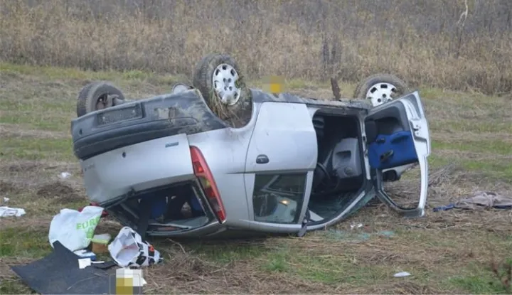 U četvrtak, oko 6 sati, na autocesti A3 kod mjesta Re&scaron;etari, do&scaron;lo je do prometne nesreće u kojoj je stradao vozač autoombila. Policajci Postaje prometne policije Slavonski Brod, očevidom su utvrdili da je prometnu nesreću prouzrokovao 35-godi&scaron;nji državljanin Republike Srbije, koji je upravljao osobnim automobilom, njemačkih nacionalnih registracijskih oznaka. Iz policije navode kako se 35-godi&scaron;njak nije kretao sredinom obilježene prometne trake, već je vozilom sletio na travnatu povr&scaron;inu, udario u za&scaron;titnu žičanu ogradu kojom prilikom je do&scaron;lo do prevrtanja i zapaljenja vozila. Na mjesto događaja su dojurili vatrogasci Javne vatrogasne postrojbe Nova Gradi&scaron;ka koji su ugasili požar na vozilu. U ovoj prometnoj nesreći vozač je zadobio te&scaron;ke tjelesne ozlijede te mu je liječnička pomoć pružena u bolnici u Novoj Gradi&scaron;ki, gdje je zadržan na daljnjem liječenju. Protiv 35-godi&scaron;njaka podnesen je obavezni prekr&scaron;ajni nalog zbog počinjenih prekr&scaron;aja iz Zakona o sigurnosti prometa na cestama.