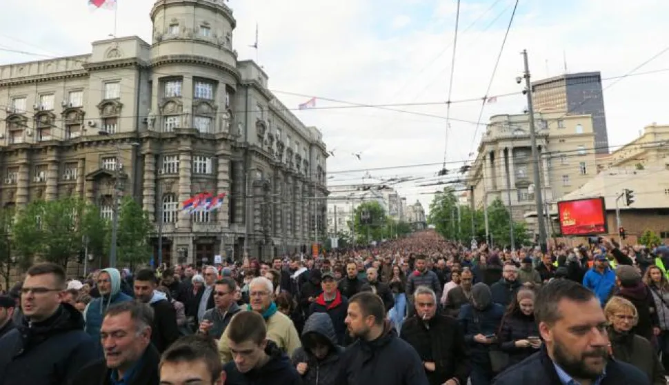 Beograd, 12.05.2023. - Deseci tisuća ljudi blokirali su u petak važnu prometnicu u Beogradu, na prosvjedu protiv nasilja potaknutim nedavnim masovnim ubojstvima u toj zemji. Promet na autocesti Beograd-Zagreb i Beograd-Ni&scaron; zaustavljen je kada je kolona duga oko dva kilometra stigla do velikog raskrižja Gazele. Blokirana je i većina prometica u sredi&scaron;tu glavnog grada Srbije. To je drugi mirni prosvjed pod nazivom "Srbija protiv nasilja" ovoga tjedna nakon &scaron;to je početkom mjeseca u dvijema pucnjavama ubijeno 17 i ranjena 21 osoba. foto HINA/ Velimir ILIĆ/ ml