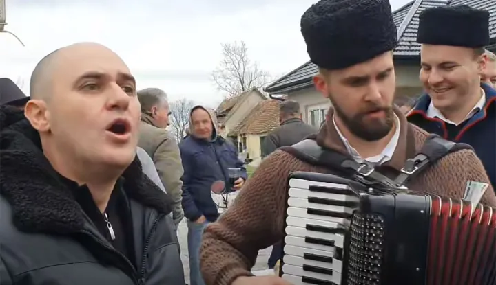 Josip Dabro, Komletinci, pjeva o Anti paveliću