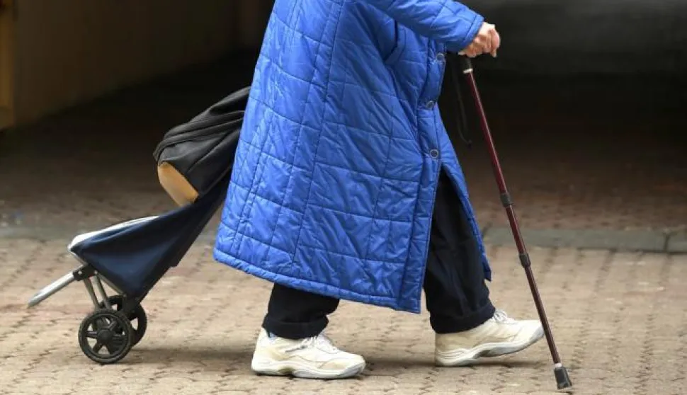 09.02.2018., Zagreb - Stariji ljudi s kolicima secu gradom zbog lakseg kretanja gradom s namirnicama. Photo: Marko Lukunic/PIXSELL------4 stupca colornovosti