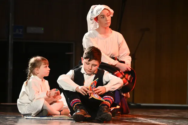 Županja, 6.2.2026. - Glazbeno-scenskom priredbom "&Scaron;penzle moje, graničarsko ruvo" te izborom najljep&scaron;e djevojke u narodnoj no&scaron;nji &Scaron;okački cvit, u Županji je u petak nave?er otvoreno 59. &Scaron;okačko sijelo, najznačajnija manifestacija tradicijske kulture Županjske Posavine. foto HINA/ Gordan Pani?/ ua