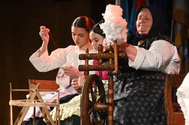 Županja, 6.2.2026. - Glazbeno-scenskom priredbom "&Scaron;penzle moje, graničarsko ruvo" te izborom najljep&scaron;e djevojke u narodnoj no&scaron;nji &Scaron;okački cvit, u Županji je u petak nave?er otvoreno 59. &Scaron;okačko sijelo, najznačajnija manifestacija tradicijske kulture Županjske Posavine. foto HINA/ Gordan Pani?/ ua