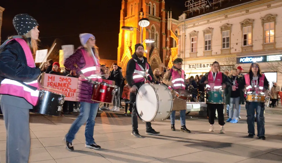 osijek, 8 ožujka 2024, 18,30 sati, trg ante starčevića, dan žena, noćni mar&scaron; žena, novinar tomislav prusinasnimio zdenko pu&scaron;ić