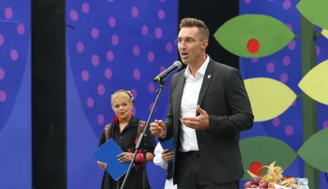 Vinkovci, 14. 09. 2025, 60. Vinkovačke jeseni. Dječji mimohod 2025. Mimohod dječjih folklornih skupina. Gradonačelnik Vinkovaca, Josip Romić.snimio GOJKO MITIĆ