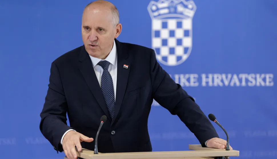 Zagreb, 12.12.2025. - Izjave ministra Branka Bačića nakon sjednice Vlade.Na fotografiji Branko Bačić.foto HINA/ Edvard &Scaron;U&Scaron;AK