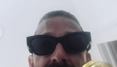 NEW ORLEANS, 17. veljače 2026. (Hina/Reuters) - Shia LaBeouf uhićen je na pokladni utorak u New Orleansu gdje je, prema policiji, 39-godi&scaron;nja filmska zvijezda fizički napala dvojicu mu&scaron;karaca tijekom Mardi Grasa.