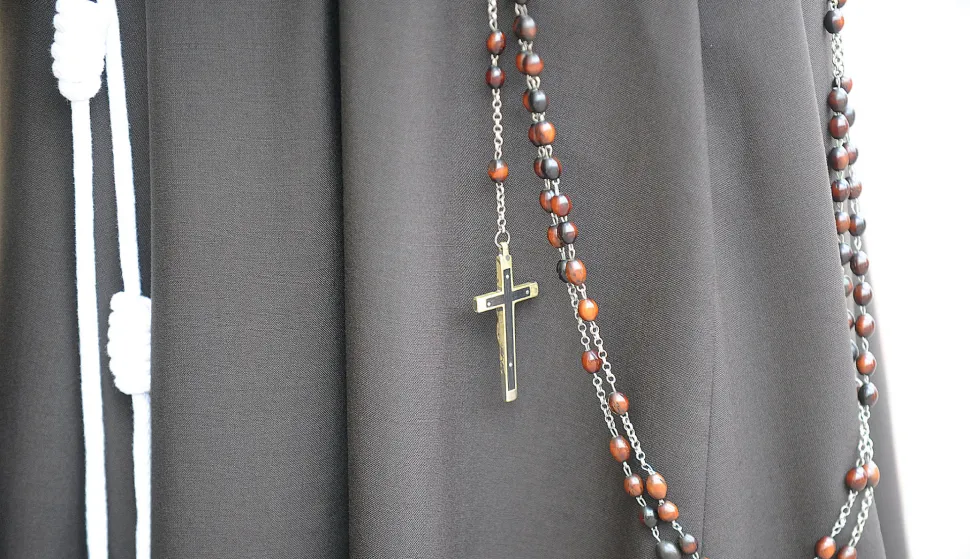 RIJEKA,09.05.2010.RIJEKATRSAT SVETI&Scaron;TE MAJKE BOŽJE ILUSTRACIJA KRIŽ, MOLITVA, MISA, VJERA, VJERNIK, FRATAR, HABIT....KRUNICA....SNIMIO SERGEJ DRECHSLER