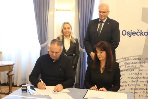 Osijek, 18. 02. 2026, Trg Ante Starečvića 2. Županija, potpisivanjej - ugorvor za rekonstrukciju i dogradnju O&Scaron; &Scaron;ečerana, Beli Manastir. Županca Nata&scaron;a Trami&scaron;ak m gradonačelnik Belog Manastira Igor Pavelić, ravnateljica O&Scaron; &Scaron;ečerana Đurđica Petrović i predstavnik izvođača radova TEHNO - ELEKTRO Petar Prodavnović.snimio GOJKO MITIĆ