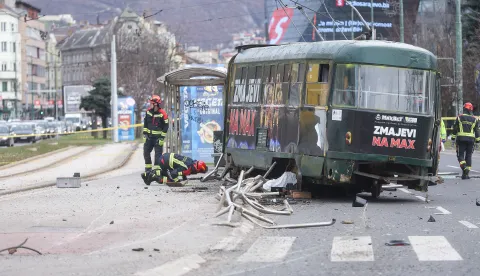 12.02.2026., Sarajevo, Bosna i Hercegovina - Na glavnoj gradskoj prometnici, u ulici Zmaja od Bosne tramvaj je iskocio iz tracnica pri cemu je ostecena i tramvajska stanica. Hitne sluzbe su na terenu, u nesreci je ozlijedjeno nekoliko osoba. Photo: Armin Durgut/PIXSELL