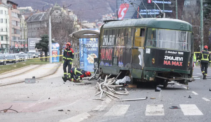 12.02.2026., Sarajevo, Bosna i Hercegovina - Na glavnoj gradskoj prometnici, u ulici Zmaja od Bosne tramvaj je iskocio iz tracnica pri cemu je ostecena i tramvajska stanica. Hitne sluzbe su na terenu, u nesreci je ozlijedjeno nekoliko osoba. Photo: Armin Durgut/PIXSELL