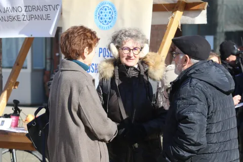Osijek, 18. 02. 2026, Trg Ante Starečvića. Hrvatski dan bez duhanskog dima. Javno zdravstvena akcija.snimio GOJKO MITIĆ