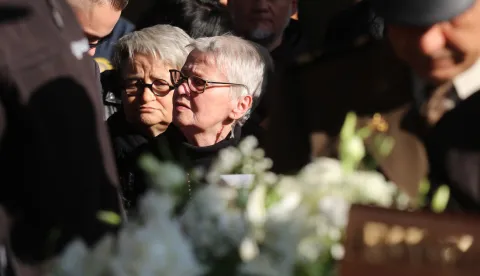 Vukovar, 06. 11. 2025, Vukovar posljednji ispračaj Jean - Michel Nicoliera u Vukovaru. Posljednji sipračaj Jean Michel Nicoliera na Memorijalnom groblju. Majka Jean - Michel NIcoliera nosi nau&scaron;nice s motivom vukovarskog vodotornja.snimio GOJKO MITIĆ