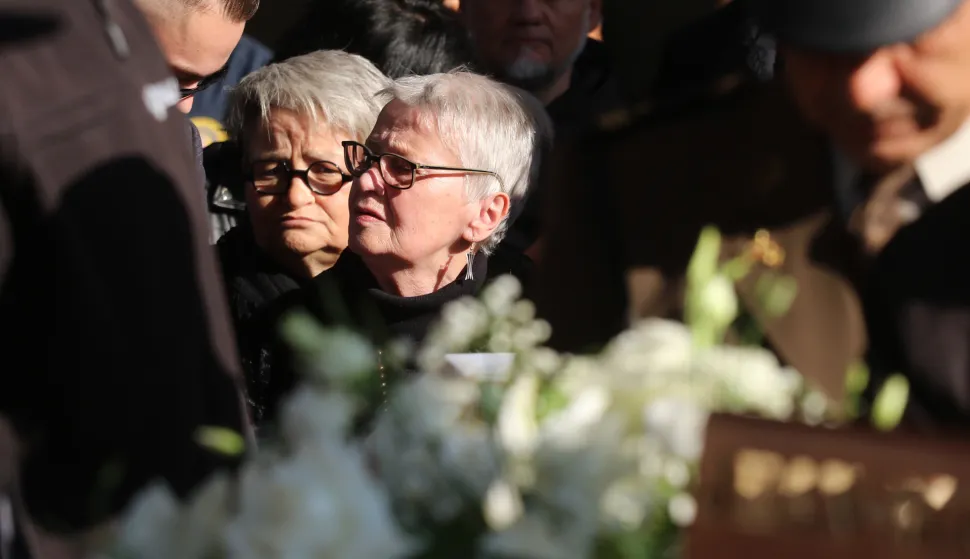 Vukovar, 06. 11. 2025, Vukovar posljednji ispračaj Jean - Michel Nicoliera u Vukovaru. Posljednji sipračaj Jean Michel Nicoliera na Memorijalnom groblju. Majka Jean - Michel NIcoliera nosi nau&scaron;nice s motivom vukovarskog vodotornja.snimio GOJKO MITIĆ