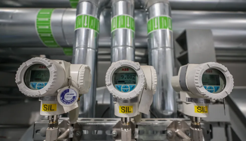 23 October 2023, Saxony, Leipzig: Pressure gauges are installed on district heating pipes in the pump hall for district heating in the new combined heat and power plant South. On the same day, Germany's first certified hydrogen power plant went into operation. The two gas turbines, each with an electrical output of 62.5 megawatts, are suitable for burning hydrogen. A 60-meter-high hot water storage tank with 43,000 cubic meters of water and solar collectors for hot water production are to guarantee Co2-free supply security for the city. According to the municipal utility, however, it will not be possible to supply electricity and heat with green hydrogen and synthetic fuels in the required quantities and at affordable prices on the market until 2025. Photo: Jan Woitas/dpa Photo: Jan Woitas/DPA