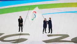 Peking, 13.03.2022 - Svečanost zatvaranja 13. Zimskih paraolimpijskih igara Peking 2022. Hrvatsku zastavu na svečanosti zatvaranja nosili su slabovidni alpinac Damir Mizdrak i njegova vodičica Marija Coch. Na slici predsjednik IPC-a Andrew Parsons, dogradonačelnica Milana Anna Scavuzzo i gradonačelnik Cortine d'Ampezzo Gianpietro Ghedina.foto HINA/ Damir SENČAR/ ds