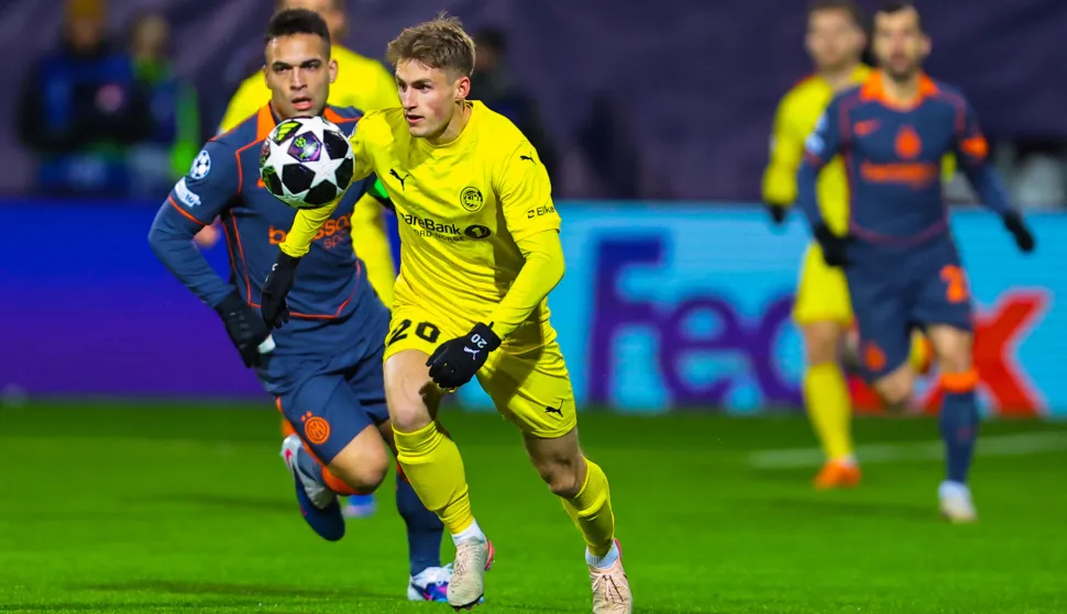 Bodo/Glimt's Norwegian midfielder #20 Fredrik Sjovold (C) and Inter Milan's Argentinian forward #10 Lautaro Martinez (L) vie for the ball during the UEFA Champions League first-leg, play-off football match Bodo/Glimt vs Inter Milan at Aspmyra statium in Bodo, Norway on February 18, 2026. (Photo by Thomas Andersen/NTB/AFP)/Norway OUT