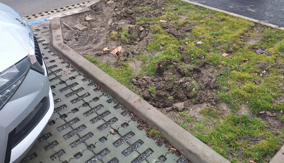 Vozači uni&scaron;tavaju zelene povr&scaron;ine u Gundulićevoj, kod Stanka Vrazaveljača 2026.Snimio: Ivan Alilović