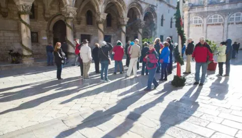16.12.2016., Povijesna jezgra, Dubrovnik - Bura i poprilicno hladno vrijeme nisu sprijecili turiste u obilasku grada.Photo: Grgo Jelavic/PIXSELL------2 STUPCA COLORNOVOSTI