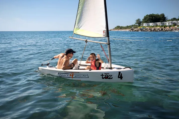 Zagreb, 19. veljače 2026. &ndash; Trgovački lanac Studenac, u sklopu svoje dru&scaron;tveno odgovorne platforme "Narančasta ribica", treću godinu u nizu poziva samohrane roditelje da prijave svoju djecu na besplatno ljetovanje.