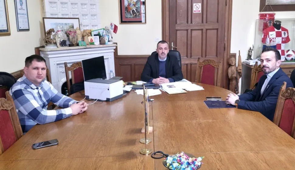 DONJI MIHOLJACDržavni tajnik Ministarstva prostornog uređenja&nbsp;Dario Ti&scaron;ov boravio je u posjetu Donjem Miholjcu i Podravskoj Moslavini te održao radni sastanak s gradonačelnikom Draženom Trcovićem i načelnikom općine Dominikom Cerićem. Tema je bila stambeno zbrinjavanje mladih i mladih obitelji te provedba državnih programa na potpomognutim područjima.VELJAČA 2026.