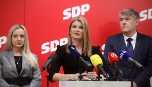 Zagreb, 19.02.2026 - Povodom imenovanja novog ministra rada, mirovinskog sustava, obitelji i socijalne politike Alena Ružića, saborski zastupnici SDP-a Sabina Glasovac, Boris Lalovac i Martina Vla&scaron;ić Iljkić održali su konferenciju za medije na temu "Otkrivamo igru Andreja Plenkovića". Na fotografiji Martina Vla&scaron;ić Iljkić, Sabina Glasovac, Boris Lalovac.foto HINA/ Denis CERIĆ /dc