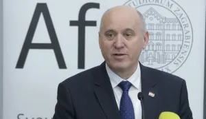 Zagreb.19.2.2026.- Predsjednik Republike Hrvatske Zoran Milanović i potpredsjednik Vlade i ministar prostornoga uređenja, graditeljstva i državne imovine Branko Bačić, sudjelovali su na svečanom otvorenju 10. stručnog skupa "nZEB 2026 &ndash; Energetska učinkovitost i održivost".Na slici Branko Bačić.Foto HINA/Tomislav Pavlek/ tp