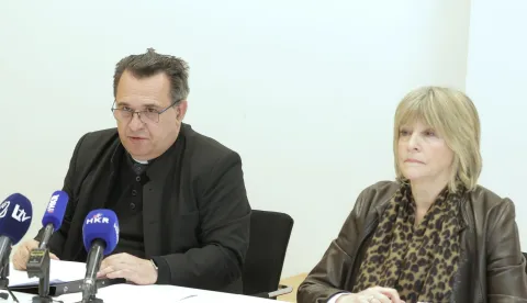 Zagreb.19.2.2026.-&nbsp; Održana je konferencija za medije na kojoj jei predstavljena Izjava Komisije HBK-a Iustitia et pax o surogat majčinstvu.Na slici Vladimir Dugalić i Dubravka Hrabar. Foto HINA/Tomislav Pavlek/ tp