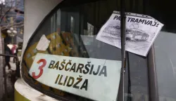 Sarajevo, 16.2.2026.- Najmanje dvije tisu?e ljudi u ponedjeljak je u Sarajevu sudjelovalo u novom, tre?em prosvjednom okupljanju organiziranim nakon tragi?ne prometne nesre?e u kojoj je u iskliznu?u tramvaja s tra?nica poginuo 23-godi?njak, a te?ko ozlije?ena 17-godi?nja u?enica. foto HINA/ FENA/ Almir Razi?/ ua