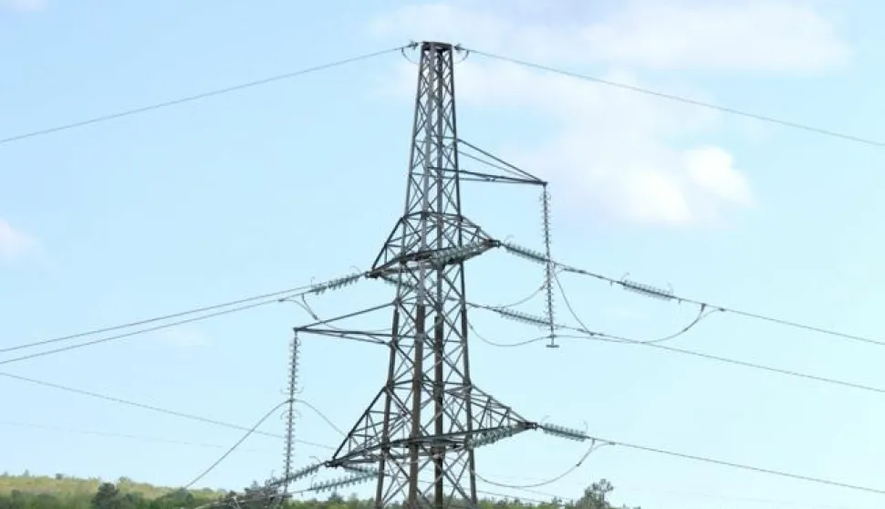 03.05.2016., Plomin Luka - Termoelektrana Plomin je termoelektrana pored Plomina u mjestascu Plomin Luka.Sastoji se od TE Plomin 1 (sagradjene 1969.) i TE Plomin 2 (sagradjene 2000.). To je kondenzacijska termoelektrana s dva bloka, te svaki ima kotao i po jednu parnu turbinu. Pogonsko gorivo je ugljen. Ukupna snaga termoelektrane iznosi oko 330 MW, te prema podacima iz 2007. proizvodi 2 187 GWh elektricne energije (Plomin 1 786, a Plomin 2 1 401). Plomin Luka je odabrana kao lokacija zbog svoje prakticnosti; iako je u vrijeme izgradnje TE Plomin 1 vecina ugljena dolazila iz obliznjeg ugljenokopa, vec tada se dio ugljena dopremao morskim putem.S visinom od 340 metara, dimnjak TE Plomin najvisa je gradjevina u Hrvatskoj. Photo: Dusko Marusic/PIXSELL------kolor 1x novosti