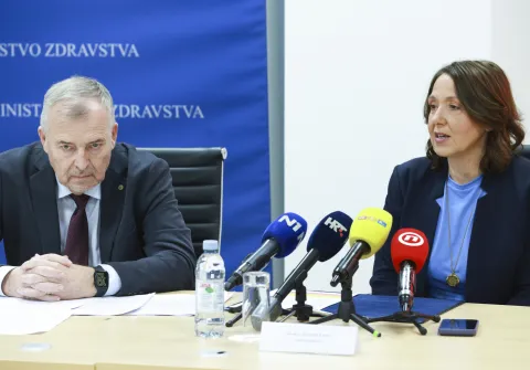 Zagreb, 20.02.2026. - Na konferenciji za medije u Ministarstvu zdravstva predstavljeni su Provedbeni program obveznog cijepljenja u Republici Hrvatskoj u 2026. godini, Provedbeni program imunizacije, seroprofilakse i kemoprofilakse za posebne skupine stanovni&scaron;tva i pojedince pod povećanim rizikom u 2026. godini, Nacrt pravilnika o sadržaju i načinu vođenja Registra isključenih igrača. Na fotografiji (D-L) ministrica zdravstva Irena Hrstić, ravnatelj Hrvatskog zavoda za javno zdravstvo&nbsp;Krunoslav Capak. foto HINA/ Lana SLIVAR DOMINIĆ/ lsd