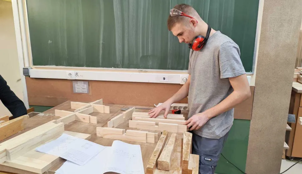 Denis Bo&scaron;njak iz Komletinaca (Srednja strukovna &scaron;kola Vinkovci, 3.mjesto) -naslovna